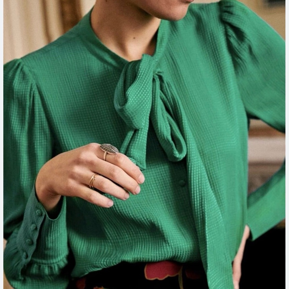 Sézane silk green blouse with bow tie and fabric-covered buttons.